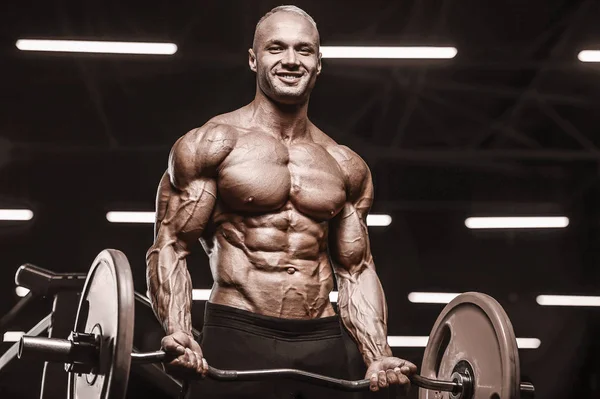 Przystojny silny atletyczny człowiek pompowanie w górę biceps mięśnie trening f — Zdjęcie stockowe