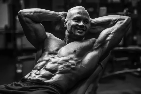 Όμορφος ισχυρός αθλητικός άνθρωπος άντληση μυών γυμναστική Fitness — Φωτογραφία Αρχείου