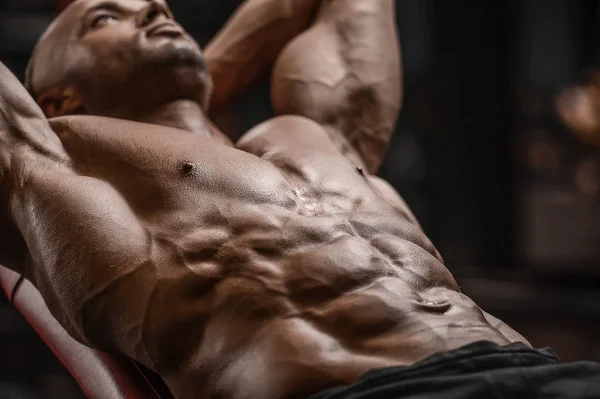 Yakışıklı güçlü atletik erkekler kasları egzersiz fitness kadar pompalama — Stok fotoğraf