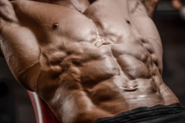 Bonito forte atlético homens bombeamento até músculos treino fitness — Fotografia de Stock