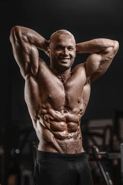 Bonito forte atlético homens bombeamento até músculos treino fitness — Fotografia de Stock