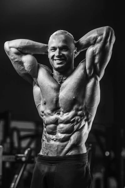 Yakışıklı güçlü atletik erkekler kasları egzersiz fitness kadar pompalama — Stok fotoğraf