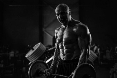 Acımasız güçlü atletik erkek kasları egzersiz bodybuildi kadar pompalama