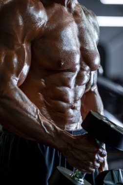 Yakışıklı güçlü atletik erkekler pazı kasları egzersiz f pompalama