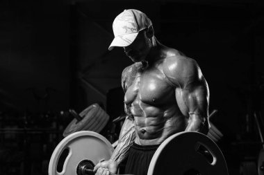 Acımasız güçlü atletik erkek kasları egzersiz bodybuildi kadar pompalama