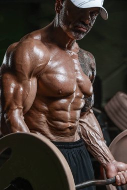 Yakışıklı güçlü atletik erkekler pazı kasları egzersiz f pompalama