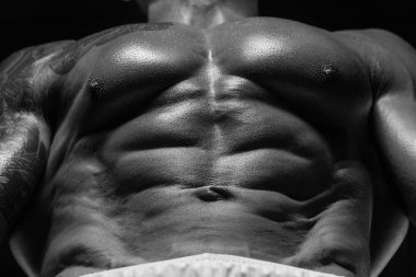 Yakışıklı güçlü atletik erkekler kasları egzersiz fitness kadar pompalama 