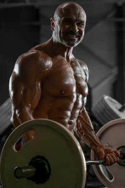 Guapo fuerte atlético hombres bombeo hasta bíceps músculos entrenamiento f — Foto de Stock