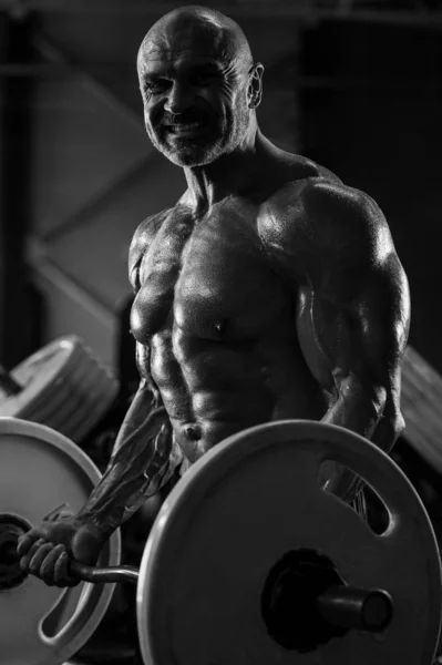 Guapo fuerte atlético hombres bombeo hasta bíceps músculos entrenamiento f — Foto de Stock