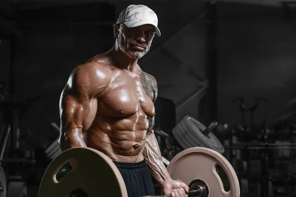 Brutal forts hommes athlétiques pompage muscles entraînement bodybuildi — Photo