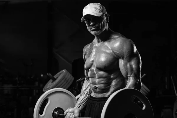 잔인 한 강한 운동 남자 근육 운동 bodybuildi 최대 펌핑 — 스톡 사진