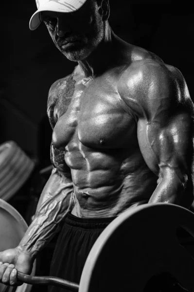 Hezcí silní sportovci, kteří pumpují biceps. — Stock fotografie