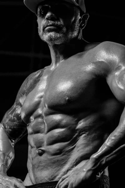 Bonito forte atlético homens bombeamento até músculos treino fitness — Fotografia de Stock