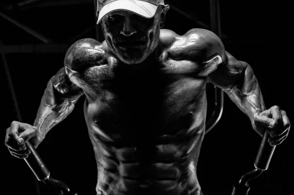 Όμορφοι αθλητικοί άνδρες άντληση μυών push-ups σε άνισες ράβδους — Φωτογραφία Αρχείου