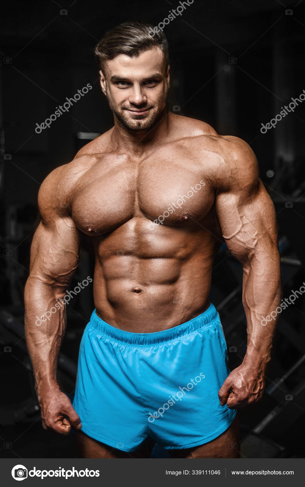 overschrijving leerboek West Good looking fitness man pumping up muscles Stock Photo by ©antondotsenko  339111046