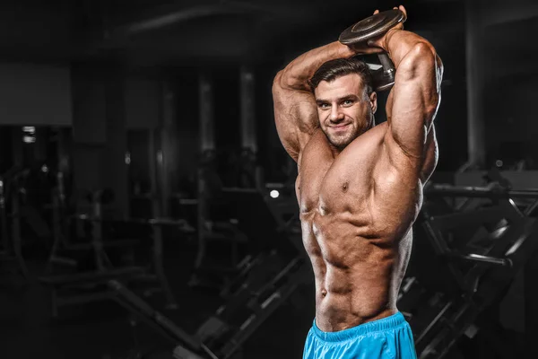Bodybuilder ισχυρό άνδρα άντληση τρικέφαλους μυς — Φωτογραφία Αρχείου