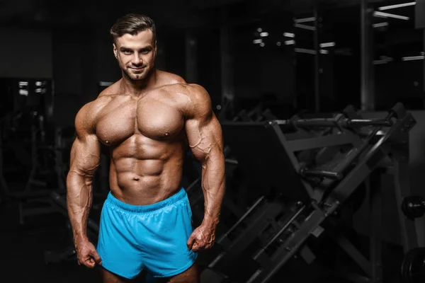 Good looking fitness man pumping up muscles — Stok fotoğraf