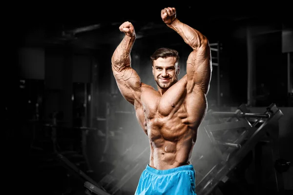 Przystojny fitness człowiek pompowanie w górę mięśnie — Zdjęcie stockowe