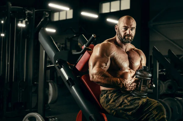 Culturistas beber agua después del entrenamiento de fitness — Foto de Stock