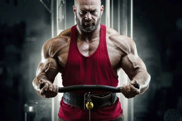 Testépítő erős férfi pumpáló fel bicepsz izmok — Stock Fotó