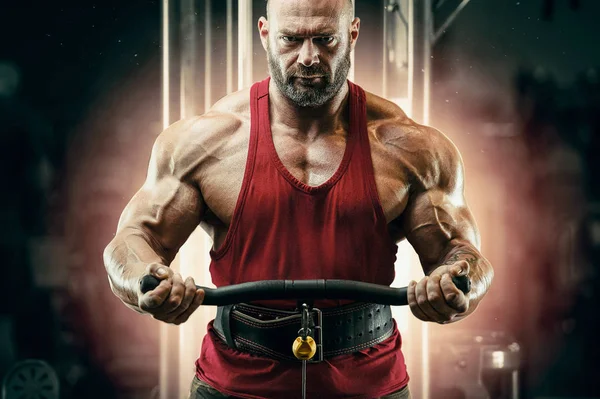 Testépítő erős férfi pumpáló fel bicepsz izmok — Stock Fotó