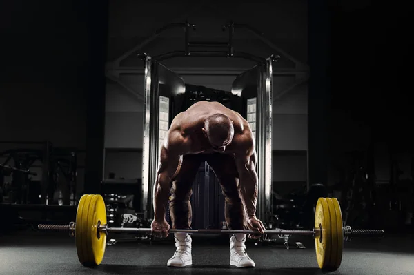 Bodybuilder atletische man rug spieren deadlift — Stockfoto