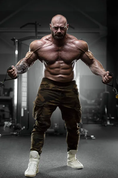 Culturist om puternic pomparea mușchilor biceps — Fotografie, imagine de stoc
