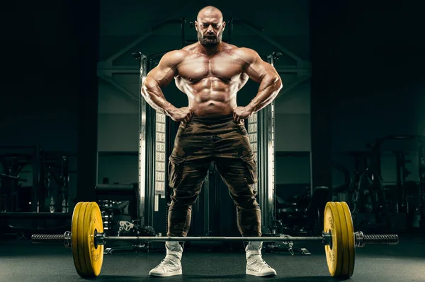 Halterofilista atlético homem de volta músculos deadlift — Fotografia de Stock