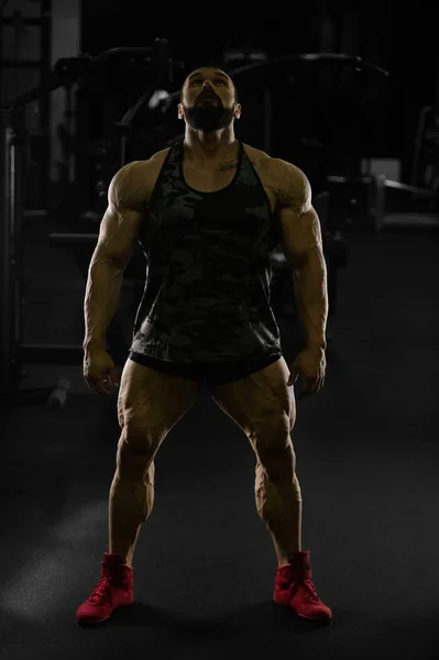ボディビルダーハンサムな強い運動良い外見の男は 筋肉のトレーニングフィットネスやボディビルディングの健康的な概念の背景を汲み上げます 筋肉フィットネスの男性は ジム裸の胴で腕の演習を行う — ストック写真