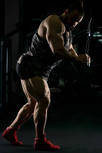 Bodybuilder Bello Forte Atletico Uomo Bell Aspetto Pompaggio Muscoli Allenamento — Foto Stock