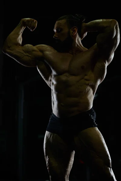 ボディビルダーハンサムな強い運動良い外見の男は 筋肉のトレーニングフィットネスやボディビルディングの健康的な概念の背景を汲み上げます 筋肉フィットネスの男性は ジム裸の胴で腕の演習を行う — ストック写真