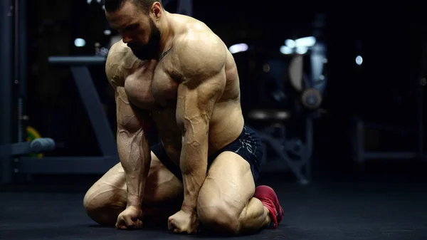 Culturista Guapo Fuerte Atlético Hombre Apuesto Bombeo Los Músculos Ejercicio — Foto de Stock