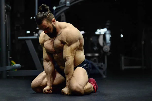 Culturista Guapo Fuerte Atlético Hombre Apuesto Bombeo Los Músculos Ejercicio —  Fotos de Stock