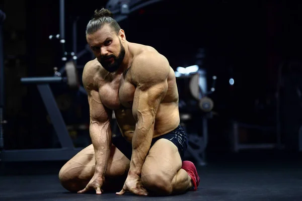 Bodybuilder Knappe Sterke Atletische Goed Uitziende Man Pompen Spieren Fitness — Stockfoto