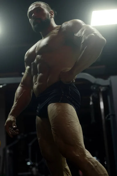 ボディビルダーハンサムな強い運動ラフマンを汲み上げる腹筋運動フィットネスとボディービル健康的な概念の背景 筋肉フィットネス男性が裸の胴ジムで腹部運動を行う — ストック写真
