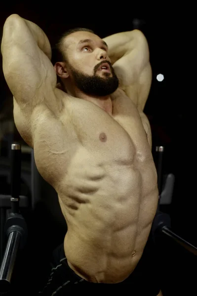 ボディビルダーハンサムな強い運動ラフマンを汲み上げる腹筋運動フィットネスとボディービル健康的な概念の背景 筋肉フィットネス男性が裸の胴ジムで腹部運動を行う — ストック写真