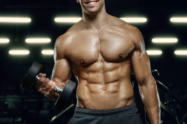 Kulturista Pohledný Silný Atletický Drsný Muž Pumpování Biceps Svaly Cvičení — Stock fotografie