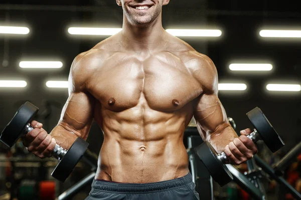 Vücut Geliştirici Yakışıklı Güçlü Atletik Sert Adam Kaslarını Şişiriyor Kaslarını — Stok fotoğraf