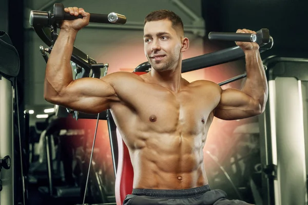 Bodybuilder Knappe Sterke Atletische Ruwe Man Pompen Schouderspieren Fitness Bodybuilding — Stockfoto