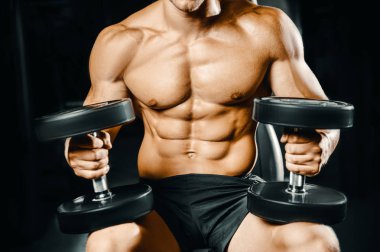 Vücut geliştiren yakışıklı, güçlü, atletik, kas geliştiren, spor yapan, vücut geliştiren, sağlıklı bir konsept geçmişi olan, spor salonunda çıplak bedende kol egzersizi yapan, kaslı, formda adamlar.