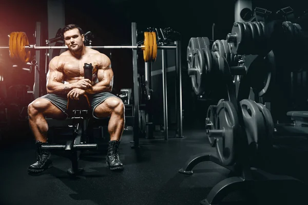 健美运动员强壮有力的运动健美男子 运动后有蛋白质粉 健身健身和健美概念背景 肌肉健美男子赤身裸体在健身房锻炼 — 图库照片