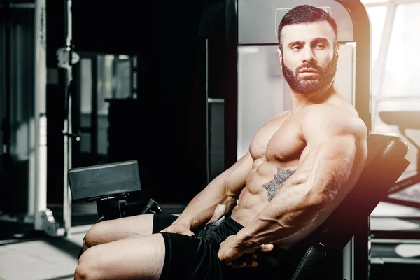 Vücut Geliştiren Yakışıklı Güçlü Atletik Kas Geliştiren Spor Yapan Vücut — Stok fotoğraf