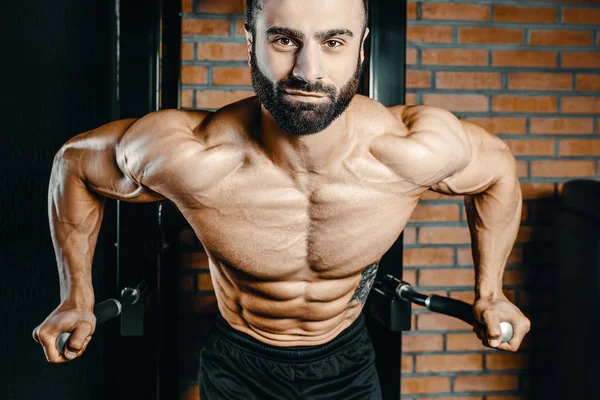 Vücut Geliştirici Yakışıklı Güçlü Atletik Sert Adam Göğüs Kaslarını Şınav — Stok fotoğraf