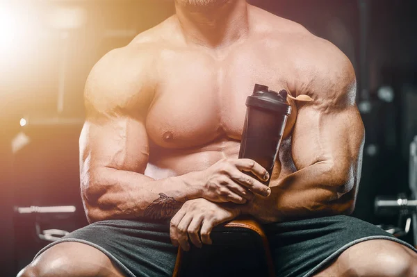 Bodybuilder Starker Athletischer Rauer Mann Mit Proteinpuder Nach Dem Training — Stockfoto