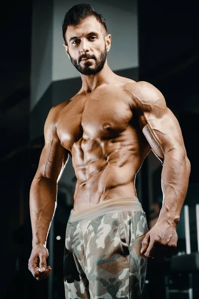 Bodybuilder Όμορφος Ισχυρός Αθλητικός Τραχύς Άνθρωπος Άντληση Μέχρι Κοιλιακούς Μυς — Φωτογραφία Αρχείου