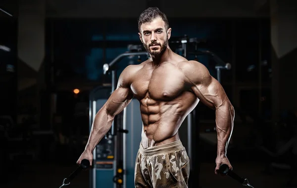 Bodybuilder Όμορφος Ισχυρός Αθλητικός Τραχύς Άνθρωπος Άντληση Μέχρι Κοιλιακούς Μυς — Φωτογραφία Αρχείου