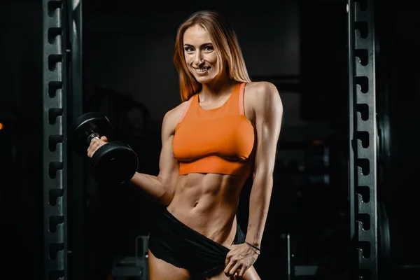 Mujer Fitness Bombeando Ejercicio Muscular Bastante Caucásico Chica Fitness Culturismo —  Fotos de Stock