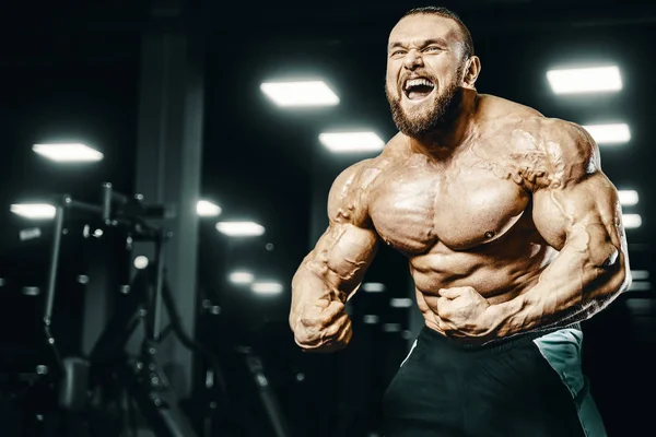 Bodybuilder Όμορφος Ισχυρός Αθλητικός Τραχύς Άνθρωπος Άντληση Μυών Προπόνηση Φυσικής — Φωτογραφία Αρχείου
