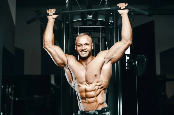 Muscular Fisiculturista Homens Fitness Fazendo Pull Ups Exercícios Ginásio Tronco — Fotografia de Stock