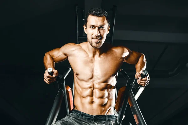 Vücut Geliştirici Yakışıklı Güçlü Atletik Sert Adam Göğüs Kaslarını Şınav — Stok fotoğraf